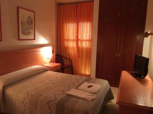 Postel nebo postele na pokoji v ubytování Hostal Carlos III