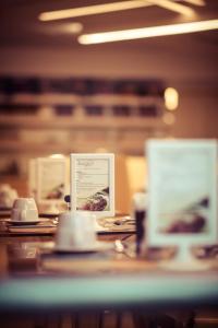een tafel met borden eten erop bij Kastro Hotel in Heraklion