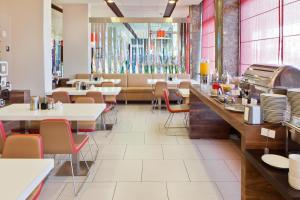 Reštaurácia alebo iné gastronomické zariadenie v ubytovaní Ibis Budapest Citysouth
