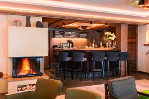 hotel & chalet madlochBlick في ليش ام ارلبرغ: بار في مطعم به موقد