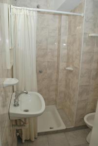 
A bathroom at Bologna Hotel Mar del Plata
