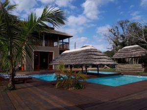 un complejo con piscina y un edificio en Kosi Bay Lodge, en Manguzi