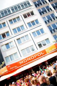 a crowd of people standing in front of a building at Cityhotel Monopol in Hamburg