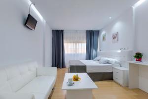 マドリードにあるBoutique Urban Madrid Serranoの白い部屋(ベッド1台、ソファ付)