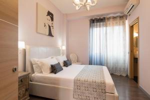 ローマにあるB&B Blueberry Roomsの白いベッドルーム(ベッド1台、窓付)