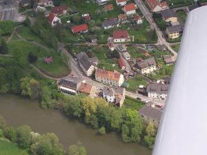 z góry widok na miasto nad rzeką w obiekcie Hotel-Gasthof Restaurant Murblick w mieście Judenburg