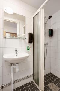 Kylpyhuone majoituspaikassa Almnäs Park Hotel