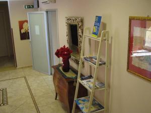 a room with a mirror and a dresser and a shelf at Hotel San Martino in Cassibile