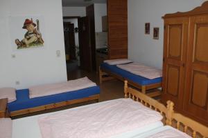 Postel nebo postele na pokoji v ubytování Gasthaus Mösle