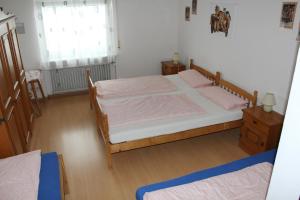 Postel nebo postele na pokoji v ubytování Gasthaus Mösle