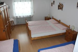 Postel nebo postele na pokoji v ubytování Gasthaus Mösle