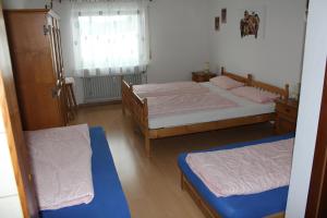 Postel nebo postele na pokoji v ubytování Gasthaus Mösle
