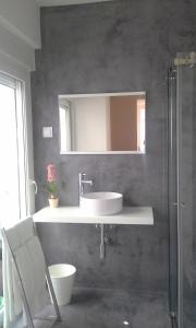 y baño con lavabo, espejo y ducha. en ChezVous Apartments en Lisboa