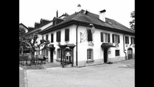 een zwart-witte foto van een gebouw bij Le Bras d'Or in Mathod
