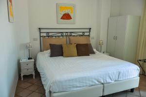 Cama ou camas em um quarto em La Reginella Capri