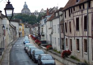 普罗万Provins centre, Appartement "Les voyages de Nastia", proche remparts et gare的停在街道上的一排汽车,有建筑物