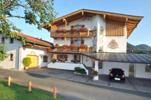 un edificio con un'auto parcheggiata di fronte di Haus Unterberg a Kössen