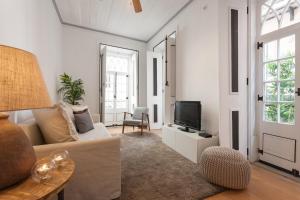 ein Wohnzimmer mit Sofa und Fernseher in der Unterkunft Your Lisbon Home Bairro Alto in Lissabon