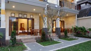 a house with a courtyard with a dining area at Boge House in Ubud