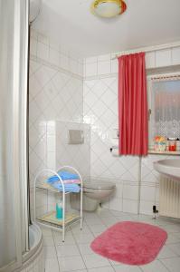un bagno con un water e una tenda da doccia rossa di Haus Unterberg a Kössen