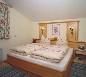 A bed or beds in a room at Haus Unterberg