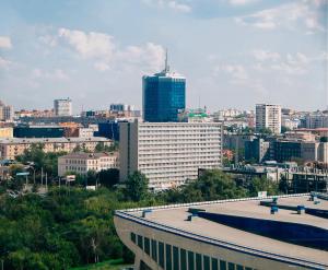 uma vista para o horizonte da cidade com um edifício em Congress Hotel Malakhit em Chelyabinsk