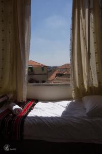 Cama ou camas em um quarto em Daher Guest House Nazareth