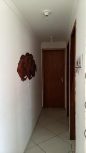 un pasillo con un guante de béisbol colgado en una pared en Ed Hang, en Porto Belo