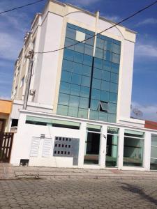 un gran edificio con ventanas de cristal en una calle en Ed Hang, en Porto Belo