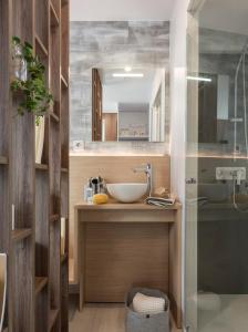 een badkamer met een wastafel en een glazen douche bij Kanopée Village in Trévoux