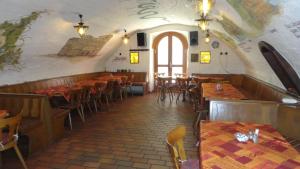 A restaurant or other place to eat at Hotel zur Grafschaft