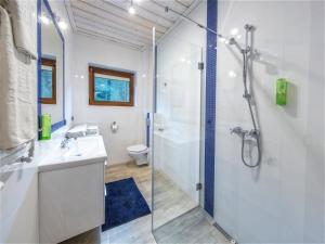 łazienka z prysznicem i umywalką w obiekcie Apartamenty 58 Czarny Groń w mieście Rzyki