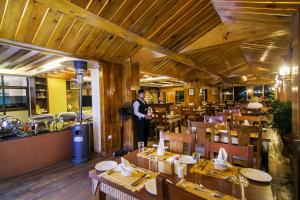Restoran või mõni muu söögikoht majutusasutuses Kuti Resort & Spa