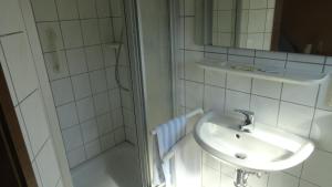 Een badkamer bij Hotel zur Grafschaft