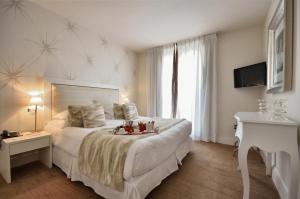 Gallery image of Hotel Renoir in Cannes