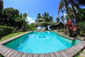 einen Pool mit einer Holzterrasse neben einem Resort in der Unterkunft Hotel Club Paradise in Sainte Marie