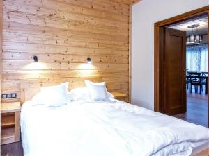 Łóżko lub łóżka w pokoju w obiekcie Apartamenty 58 Czarny Groń
