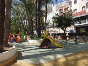 Children's play area sa Apartamentos Benidorm Chorrol