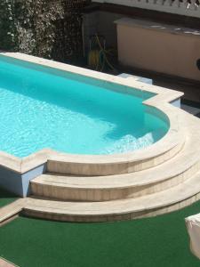 una piscina con escaleras y agua azul en Hotel Innocenti, en Montecatini Terme