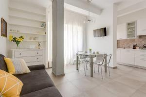 Il comprend un salon avec une table et une cuisine. dans l'établissement Franca's Home, à Rome
