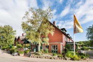 een gebouw met een vlag ervoor bij Hotel Birke, Ringhotel Kiel in Kiel