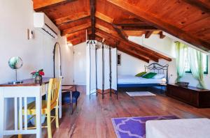 uma sala de estar com uma cama e uma mesa em Traditional Holiday Home Rita em Sukošan