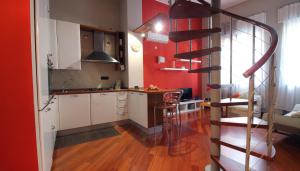 eine Küche mit roten Wänden und einer Wendeltreppe in der Unterkunft Italianway-S.M. Fontana in Mailand