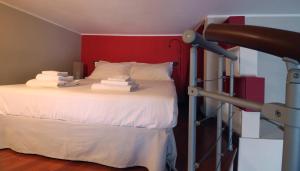 ein Schlafzimmer mit einem Bett mit weißer Bettwäsche und einer roten Wand in der Unterkunft Italianway-S.M. Fontana in Mailand