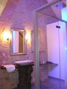 a bathroom with a sink and a mirror at Ferme de Savigny in La Cambe