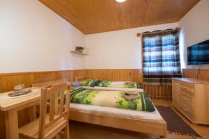Łóżko lub łóżka w pokoju w obiekcie BILÍKOVA CHATA - Horský hotel