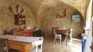 AncaranoにあるAgriturismo Bio-Melampoのキッチン、ダイニングルーム(テーブル、椅子付)