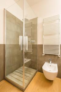 ヴェローナにあるCasa Rossi San Zenoのバスルーム(シャワー、トイレ、シンク付)