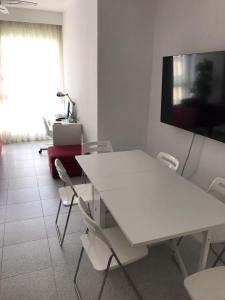 una mesa blanca y sillas en una habitación en Venegas Home, en Las Palmas de Gran Canaria