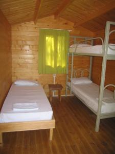 Postel nebo postele na pokoji v ubytování Surfing Beach Huts